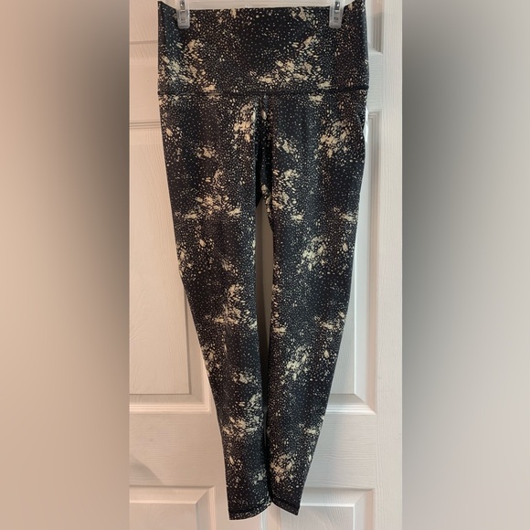 ✨HOST PICK✨ Old Navy printed activewear leggings sz L - Picture 1 of 8